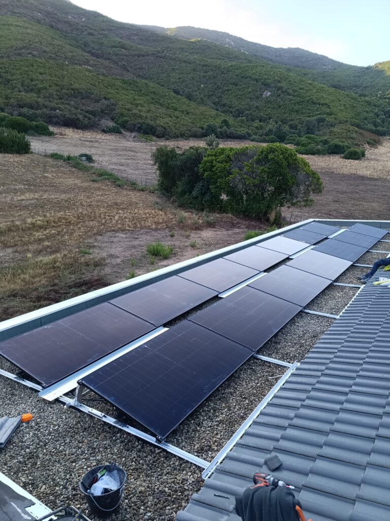Chantier sur le toit d'une maison en Corse